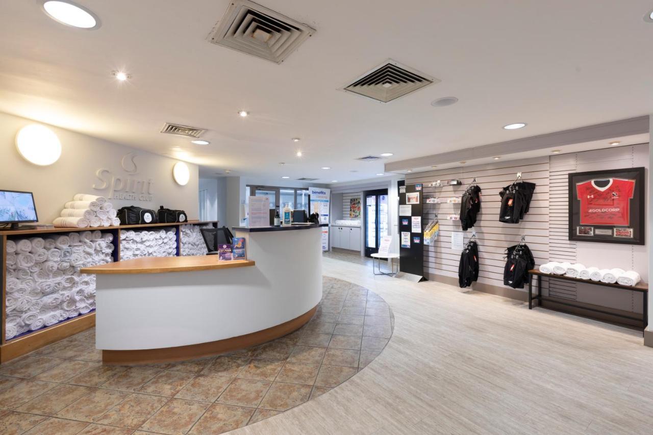 Holiday Inn Guildford By Ihg Eksteriør billede