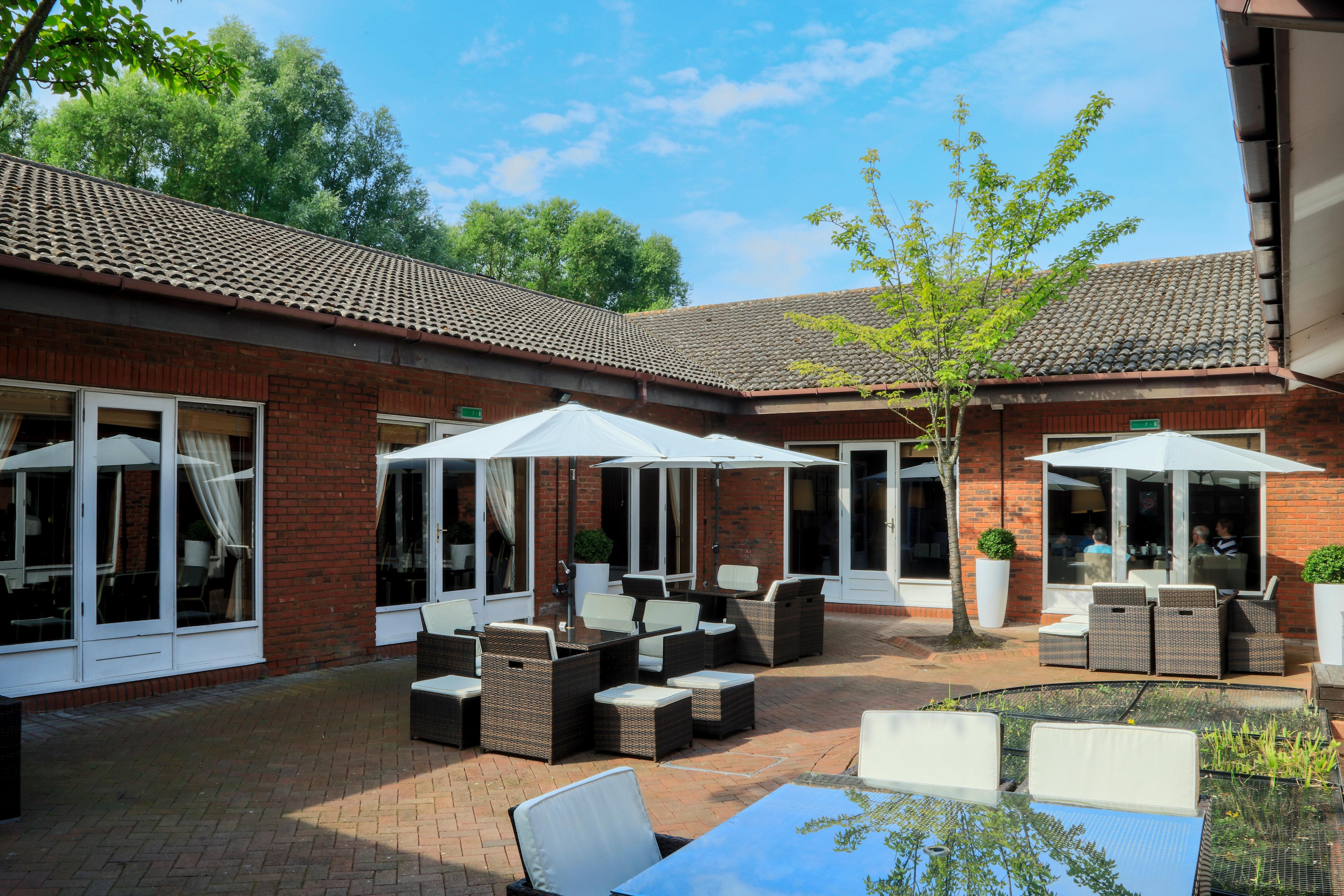 Holiday Inn Guildford By Ihg Eksteriør billede